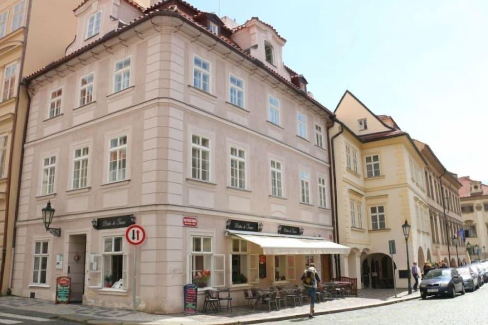 Hotel At The Golden Scissors Прага Екстер'єр фото