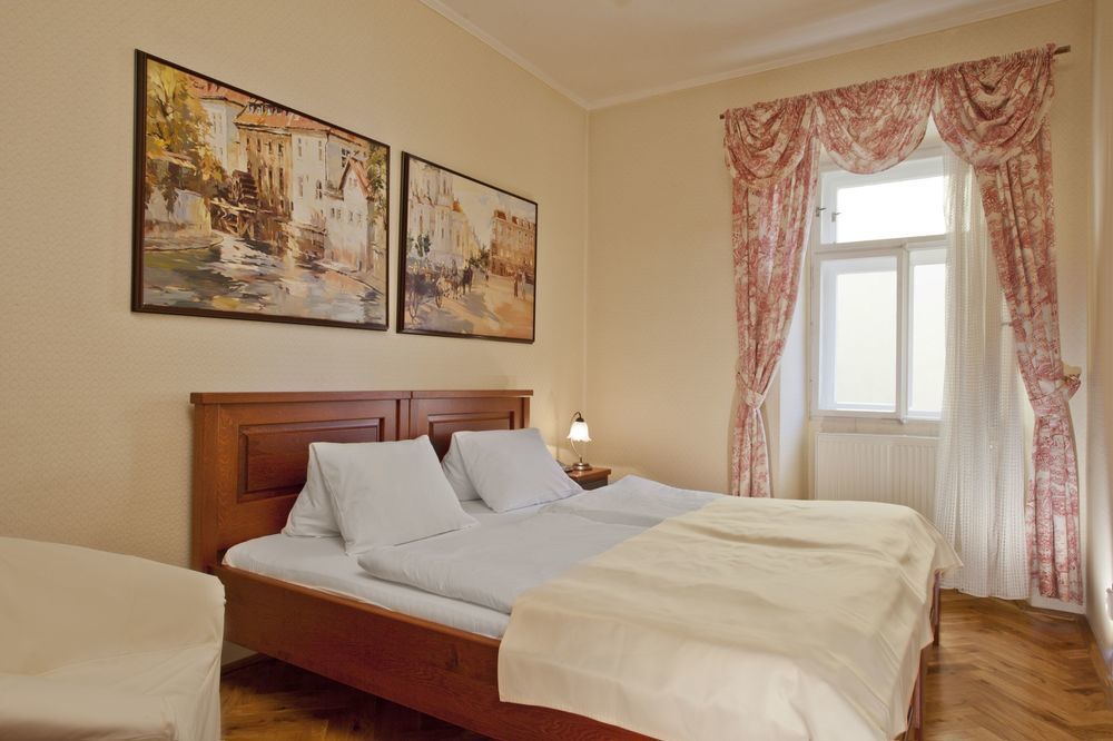 Hotel At The Golden Scissors Прага Екстер'єр фото