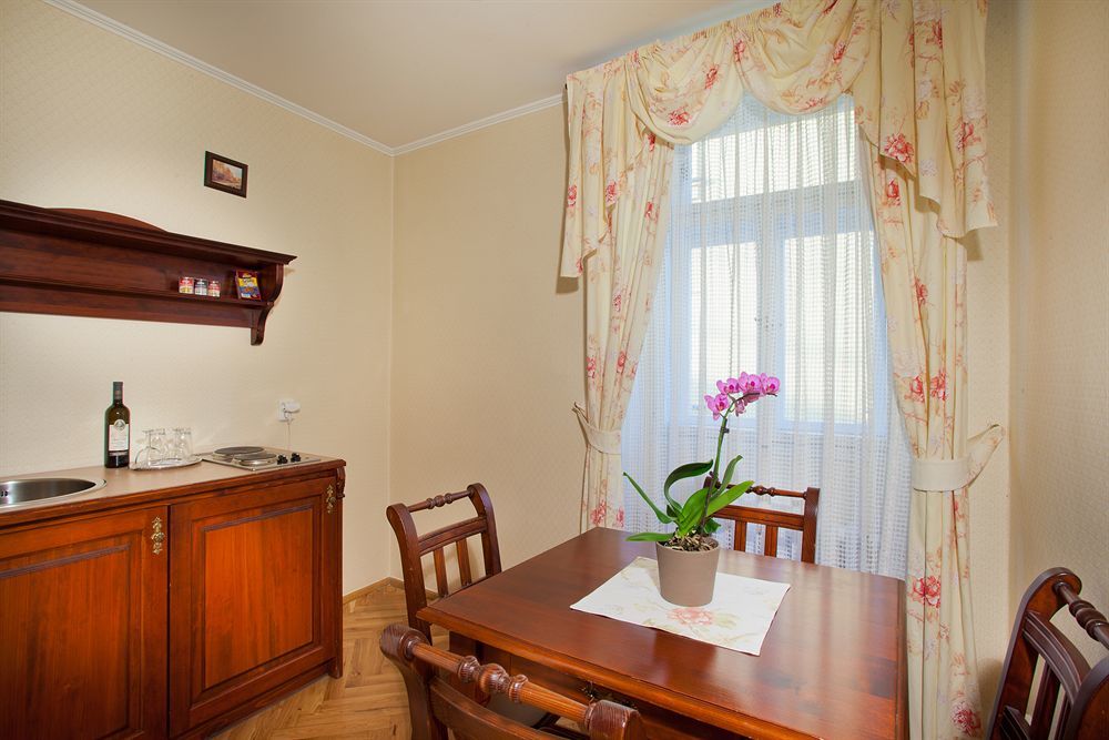 Hotel At The Golden Scissors Прага Екстер'єр фото